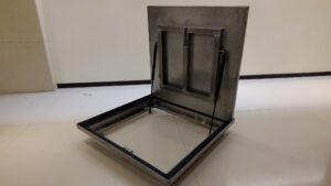 Cửa thăm mái có tay nâng thuỷ lực